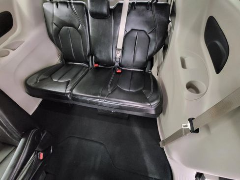 Used 2024 Chrysler Pacifica Touring-L image 24