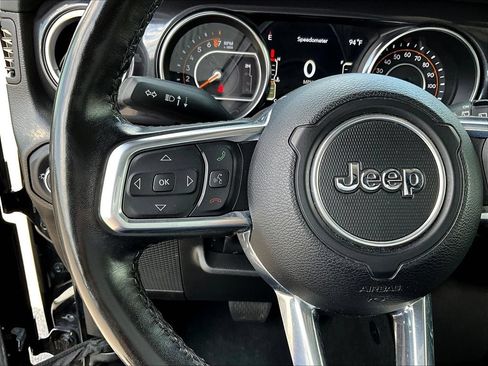 Used 2022 Jeep Wrangler Unlimited Sahara AWD/4WD image 11