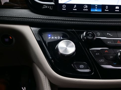 Used 2024 Chrysler Pacifica Limited image 22