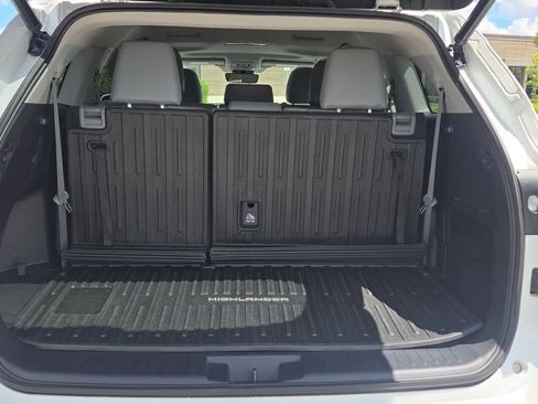 Used 2023 Toyota Highlander XLE FWD image 12
