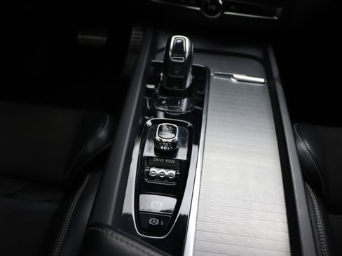 Used 2018 Volvo XC60 T8 R-Design w/ Convenience Package image 18