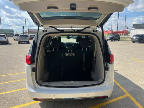 Used 2018 Chrysler Pacifica Touring-L Plus FWD image 11