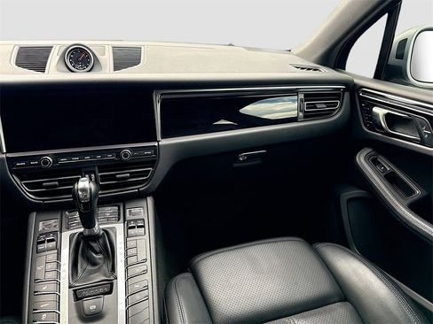 Used 2021 Porsche Macan image 25