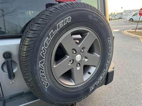 Used 2013 Jeep Wrangler Unlimited Freedom Edition image 13