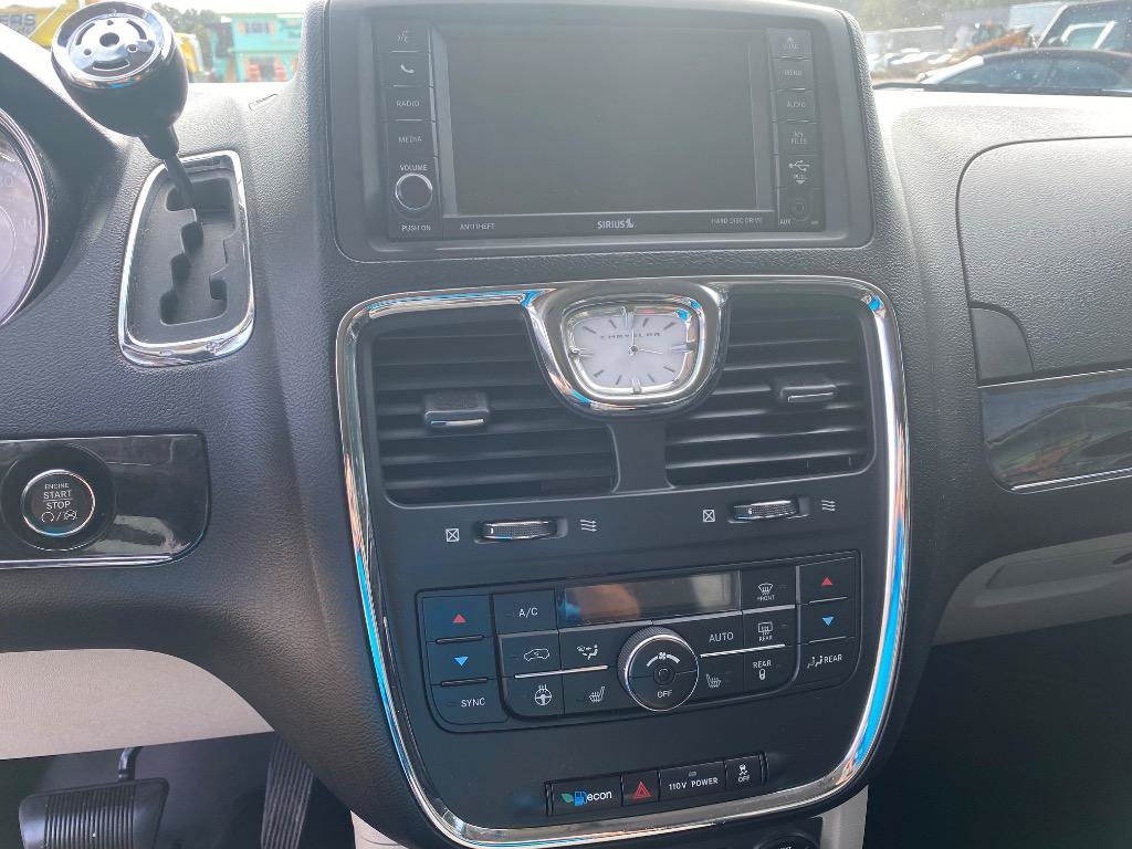 Used 2012 Chrysler Town & Country Touring-L w/ Entertainment Group #2 FWD image 5