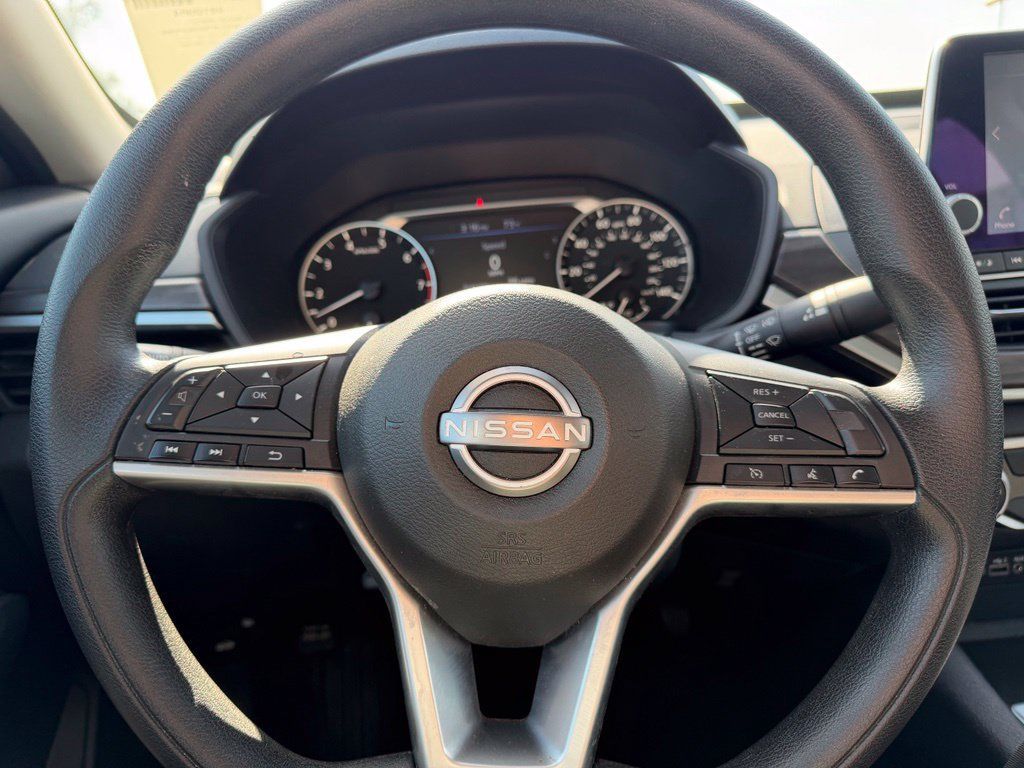 Used 2025 Nissan Altima 2.5 SV FWD image 17