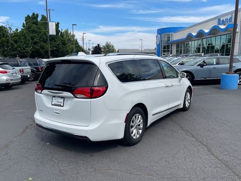 Used 2018 Chrysler Pacifica Touring-L FWD image 5