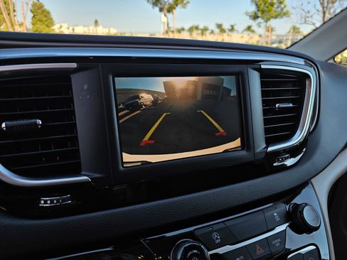 Used 2022 Chrysler Voyager LX image 29