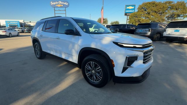 Used 2026 Chevrolet Traverse LT w/ Driver Confidence Package FWD image 2