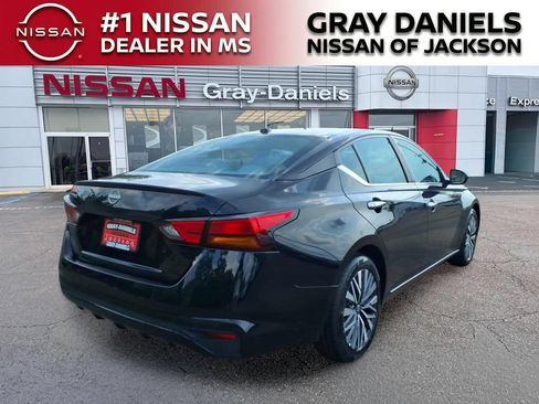 Used 2025 Nissan Altima 2.5 SV FWD image 7