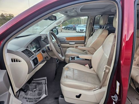 Used 2010 Chrysler Town & Country Limited image 16