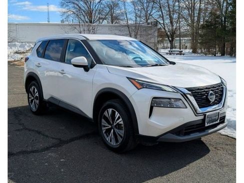 Used 2023 Nissan Rogue SV image 3