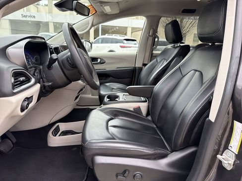 Used 2023 Chrysler Pacifica Touring-L image 11