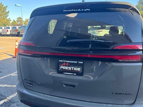 Used 2025 Chrysler Pacifica Limited FWD image 3