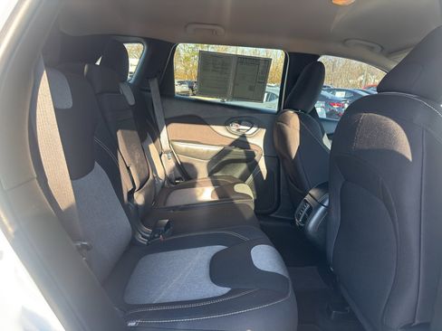 Used 2016 Jeep Cherokee Sport image 17