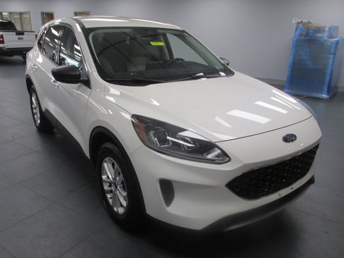Used 2022 Ford Escape SE w/ Cold Weather Package AWD/4WD image 3