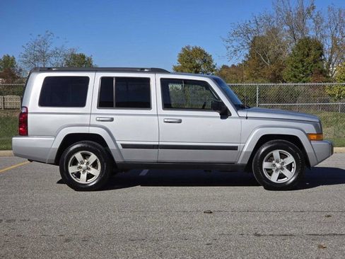 Used 2008 Jeep Commander Sport image 2