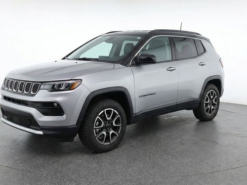 Used 2025 Jeep Compass Trailhawk AWD/4WD image 3