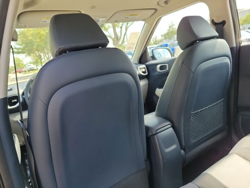 Used 2020 Hyundai Venue FWD image 18