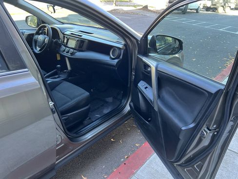 Used 2015 Toyota RAV4 LE FWD image 9