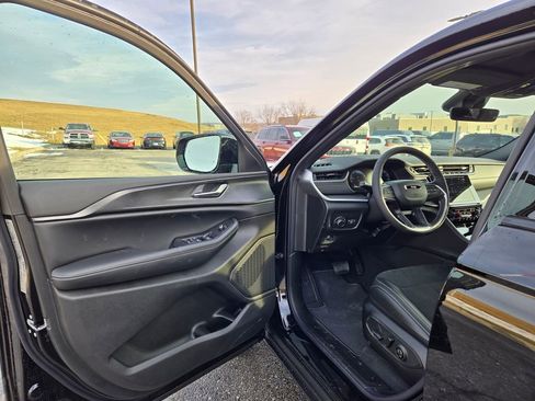 New 2025 Jeep Grand Cherokee Altitude image 11