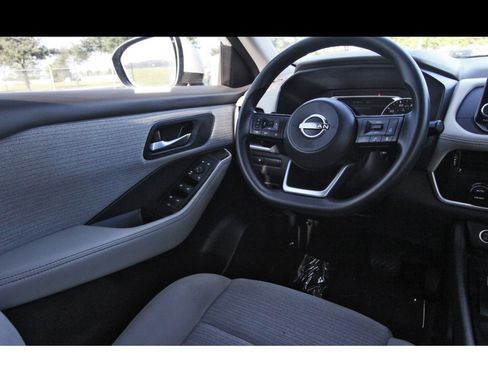 Used 2023 Nissan Rogue SV FWD image 8