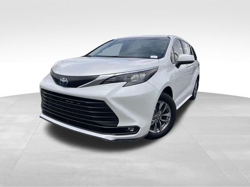 Used 2025 Toyota Sienna XLE FWD image 8