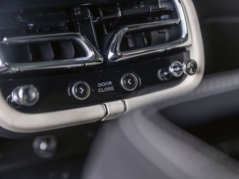 Used 2023 Bentley Bentayga Extended Wheelbase AWD/4WD image 67