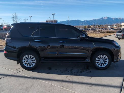 Used 2018 Lexus GX 460 Premium w/ Premium Package image 9