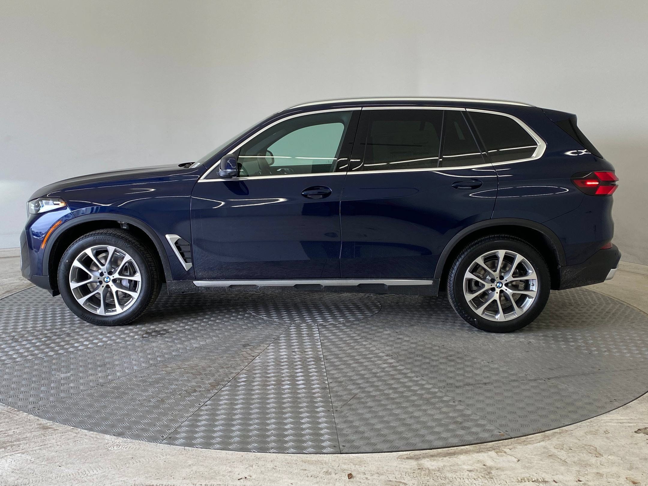 Used 2026 BMW X5 xDrive40i w/ Premium Package AWD/4WD image 2