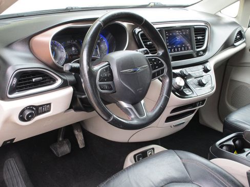 Used 2018 Chrysler Pacifica Touring-L image 6