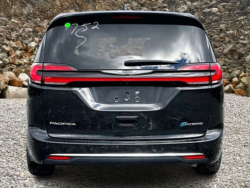 Used 2023 Chrysler Pacifica Touring-L image 4