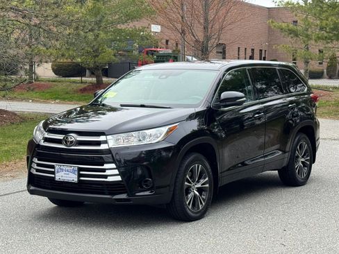 Used 2018 Toyota Highlander LE AWD/4WD image 3