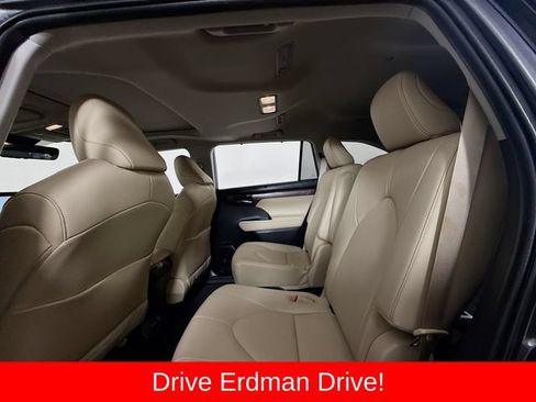 Used 2023 Toyota Highlander Limited FWD image 9