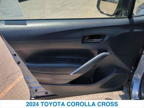 Used 2024 Toyota Corolla Cross LE FWD image 12