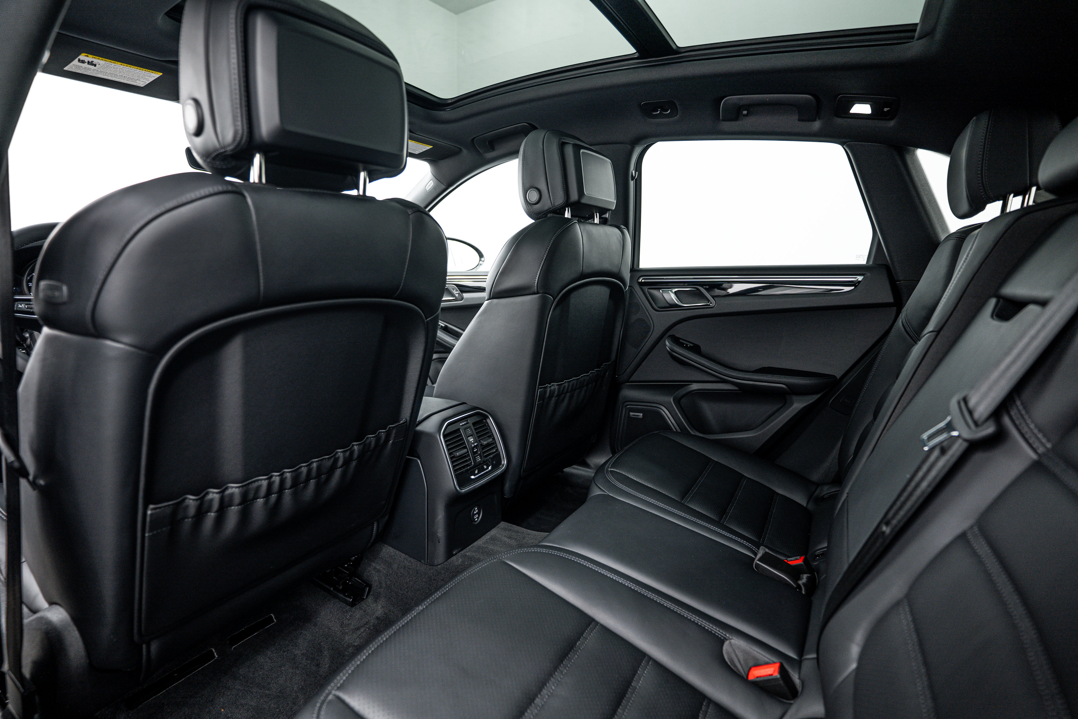 Certified 2026 Porsche Macan AWD/4WD image 21