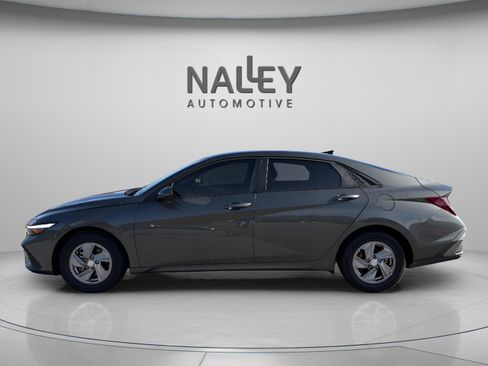 Used 2025 Hyundai Elantra SE image 2