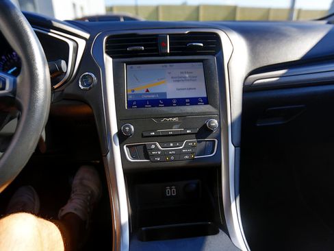 Used 2019 Ford Fusion SE image 8