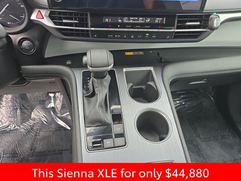 Used 2025 Toyota Sienna XLE image 32
