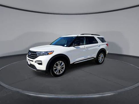 Used 2023 Ford Explorer XLT w/ Equipment Group 202A AWD/4WD image 4