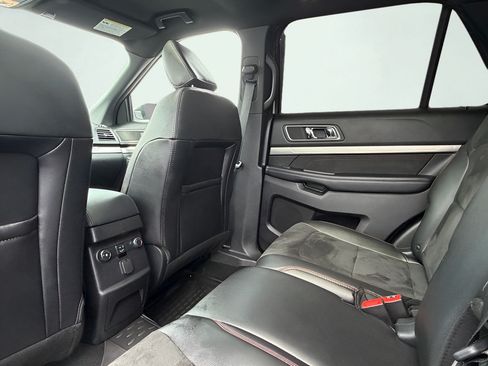Used 2019 Ford Explorer XLT w/ Equipment Group 202A AWD/4WD image 23