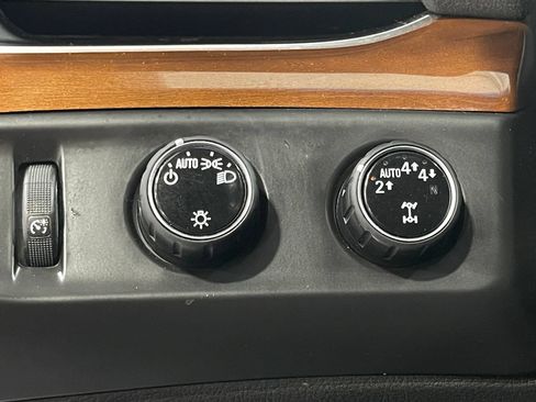 Used 2018 Cadillac Escalade ESV Luxury AWD/4WD image 22