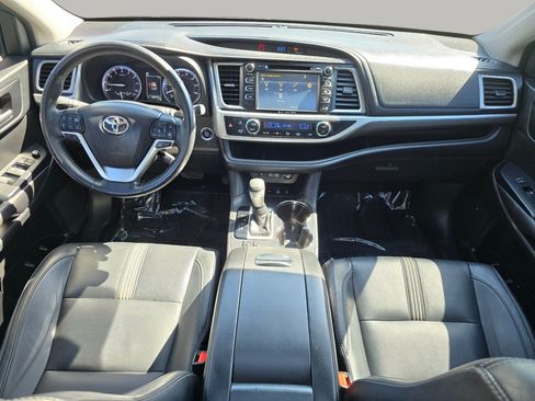 Used 2017 Toyota Highlander SE AWD/4WD image 2