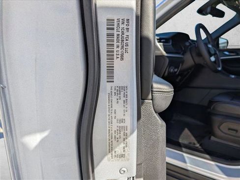 Used 2024 Jeep Grand Cherokee Limited w/ Black Appearance Package image 25