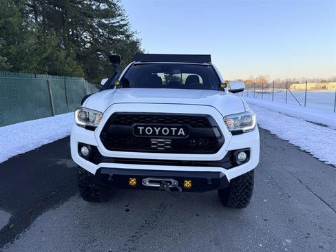 Used 2021 Toyota Tacoma TRD Off-Road image 2