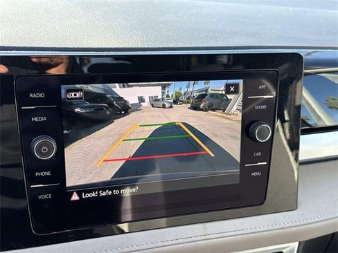 Certified 2025 Volkswagen Taos SE w/ Panoramic Sunroof Package image 23