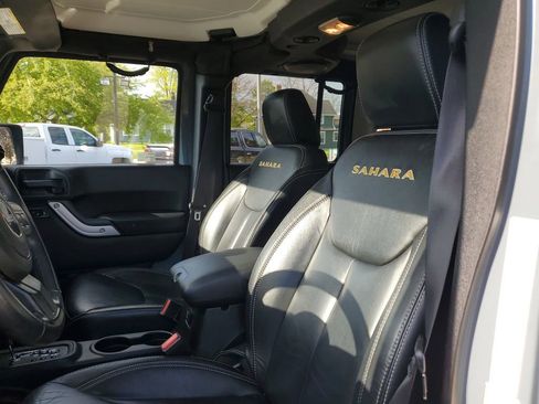Used 2014 Jeep Wrangler Unlimited Sahara w/ Connectivity Group AWD/4WD image 12