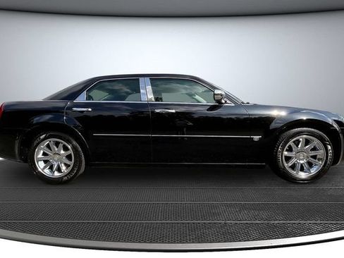 Used 2006 Chrysler 300 C w/ Navigation & Sound Group II RWD image 4