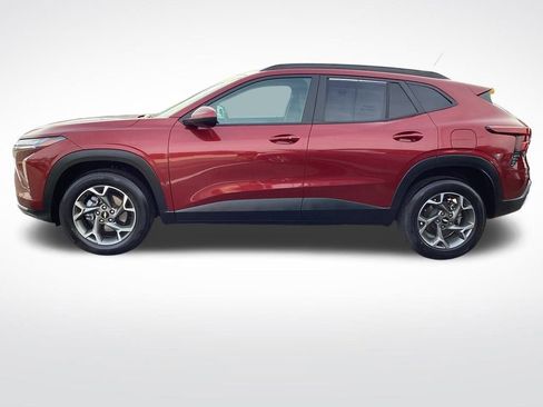 Used 2025 Chevrolet Trax LT w/ LT Convenience Package image 7