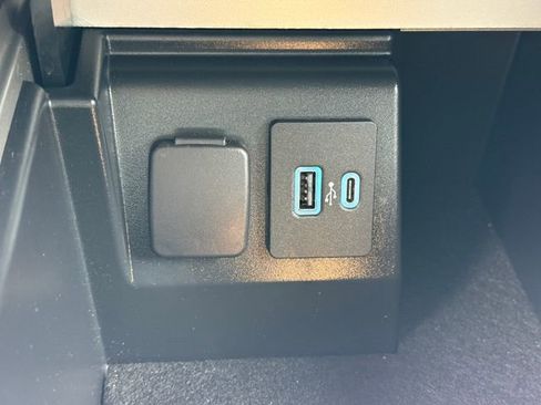 Certified 2022 Ford Explorer XLT w/ Equipment Group 202A AWD/4WD image 16